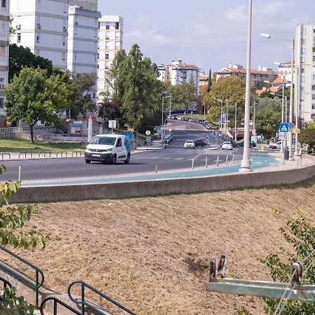 Cozy And Quiet 3-bedroom Flat Lissabon