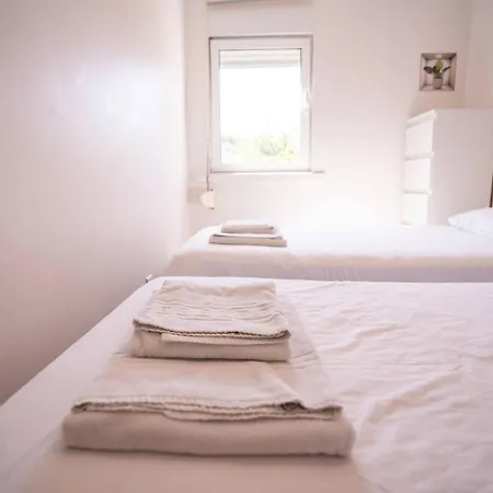 Cozy And Quiet 3-bedroom Flat Apartment *