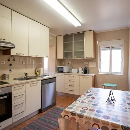 Cozy And Quiet 3-bedroom Flat *