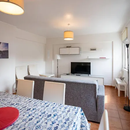 Cozy And Quiet 3-bedroom Flat *