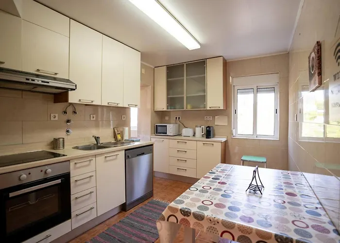 Cozy And Quiet 3-bedroom Flat *