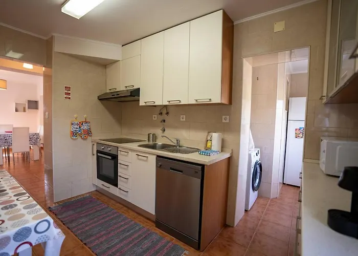 Cozy And Quiet 3-bedroom Flat *